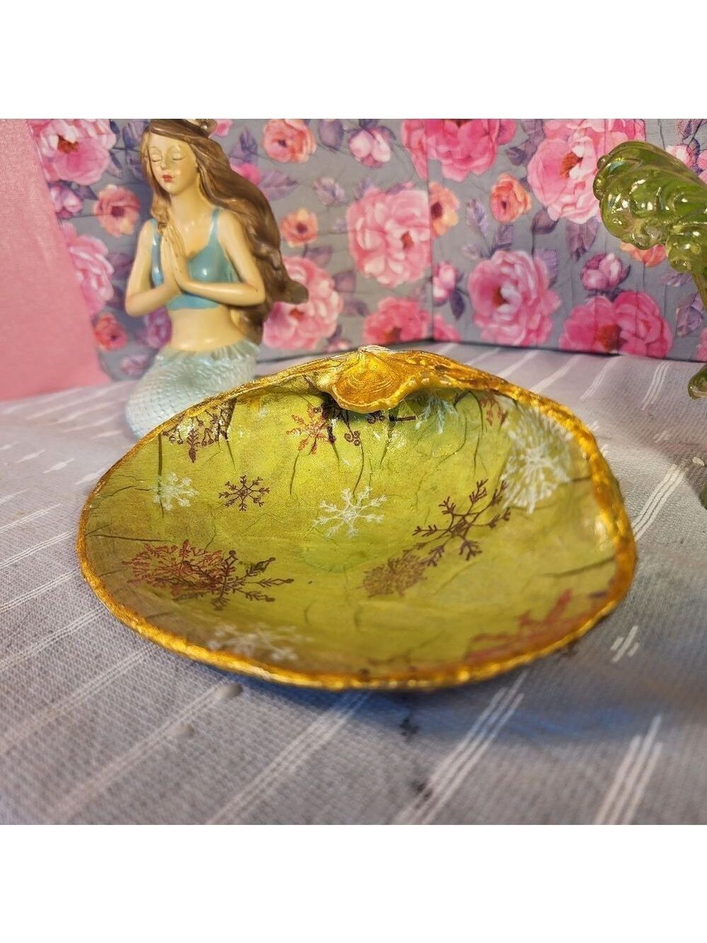 DECOUPAGE CLAM SHELL DECOUPAGE SNOWFLAKES ON A CLAM SHELL TRINKET DISH - Picture 7 of 10
